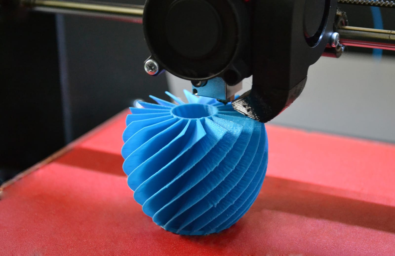 Impressora 3D confeccionando uma peça em espiral